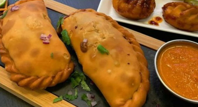 Fried bread stuffed with potato filling served with spicy chutney 