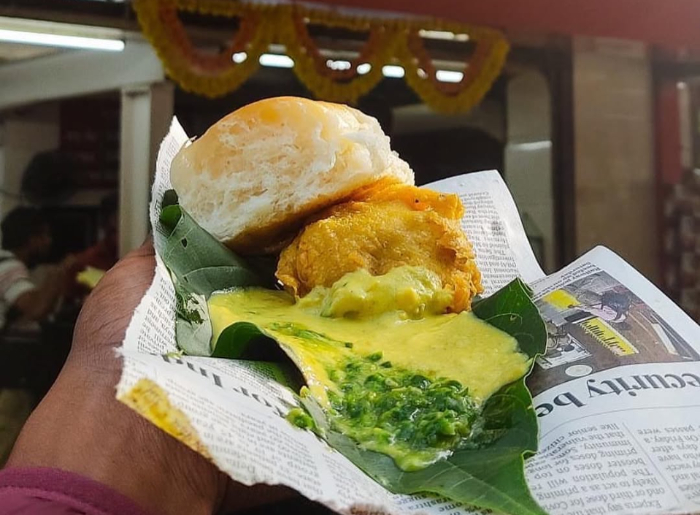 Where To Eat In Thane West_ A Guide To The Best Eateries In The City - Gajanan Vada Pav
