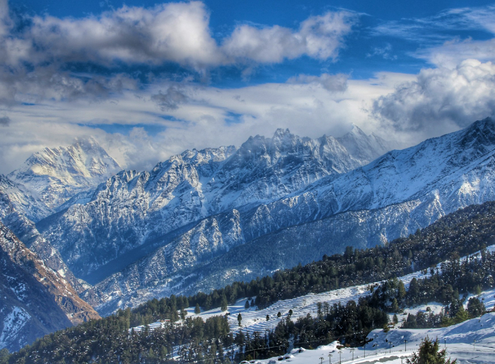 Where To Experience Snowfall This Christmas In India & Nearby